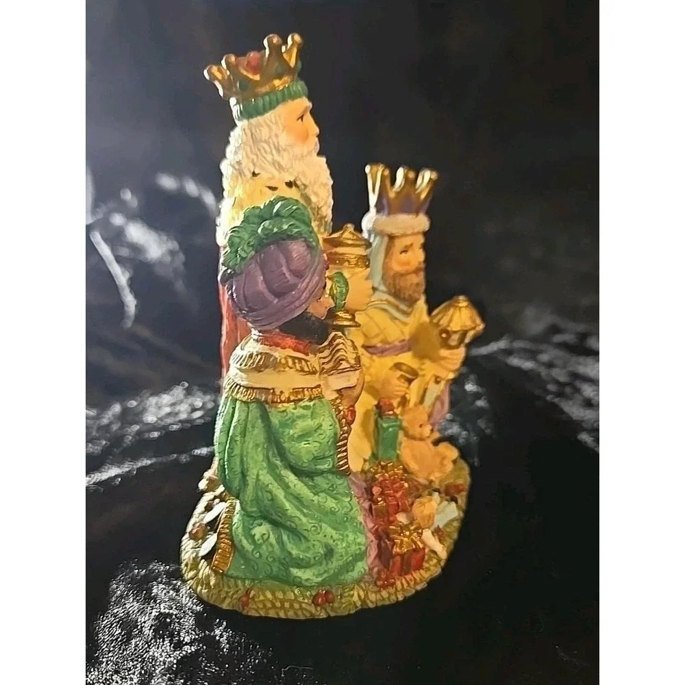 INTERNATIONAL SANTA CLAUS COLLECTION product figurine